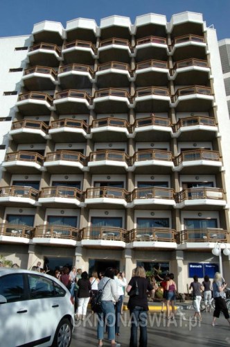 21b85a83427207aa9a078a37572a7a24c54d7761