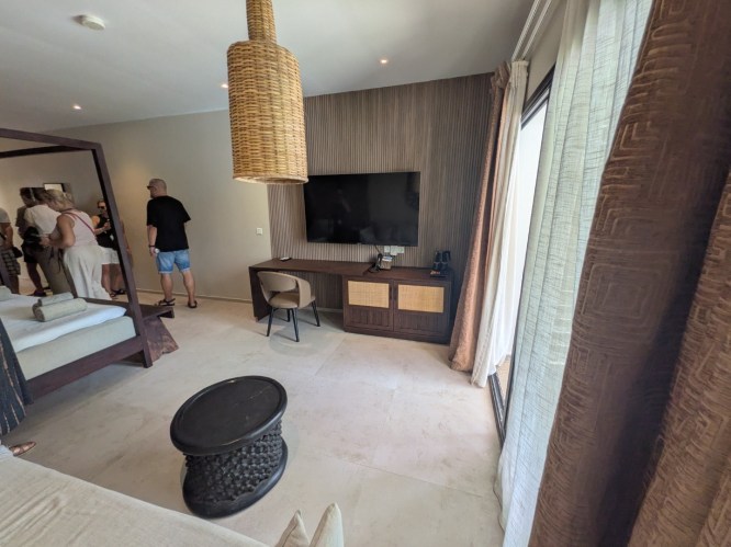 pxl_20251101_142349696